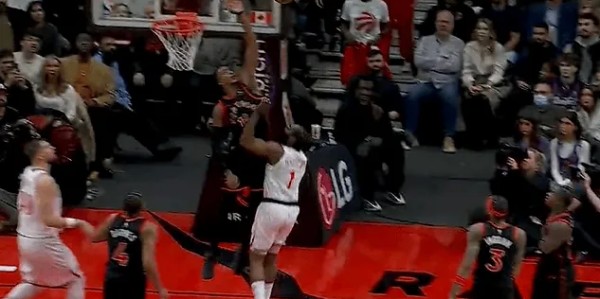 九游娱乐官网入口-哈登不惧危险抛投造成干扰球，落地后捂着腰部表情痛苦